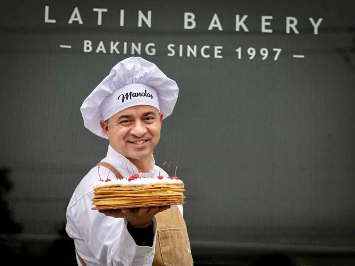 Llegó sin nada a Estados Unidos para cumplir el "sueño americano" y ahora regala tortas a las personas sin hogar: la inspiradora historia del colombiano Manolo Betancur