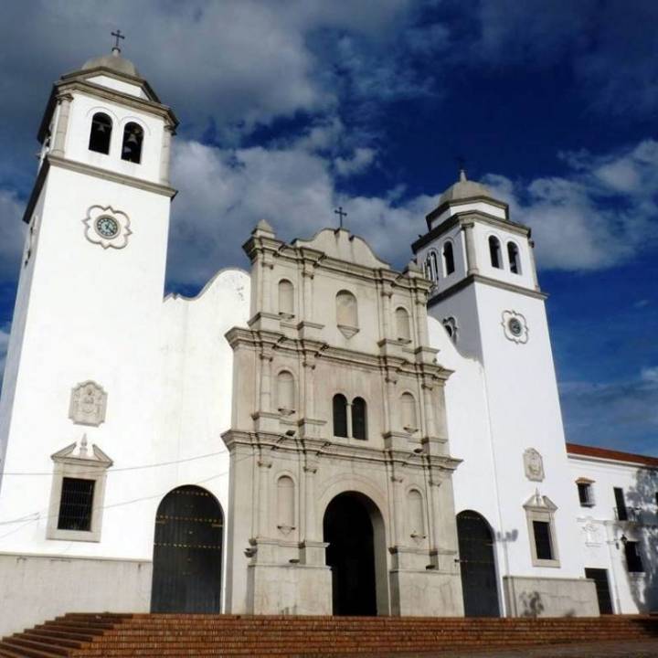 Suspendido sacerdote acusado de abusar de una menor