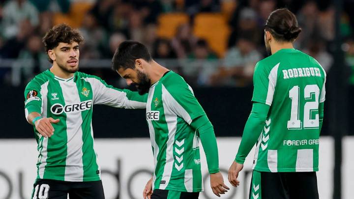 El Betis gana al Utrecht... pero pierde a Isco y Amrabat para el derbi