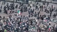 Gobierno de la CDMX confirma e investiga agresión de policías contra persona que ondeaba una bandera en manifestación del sábado