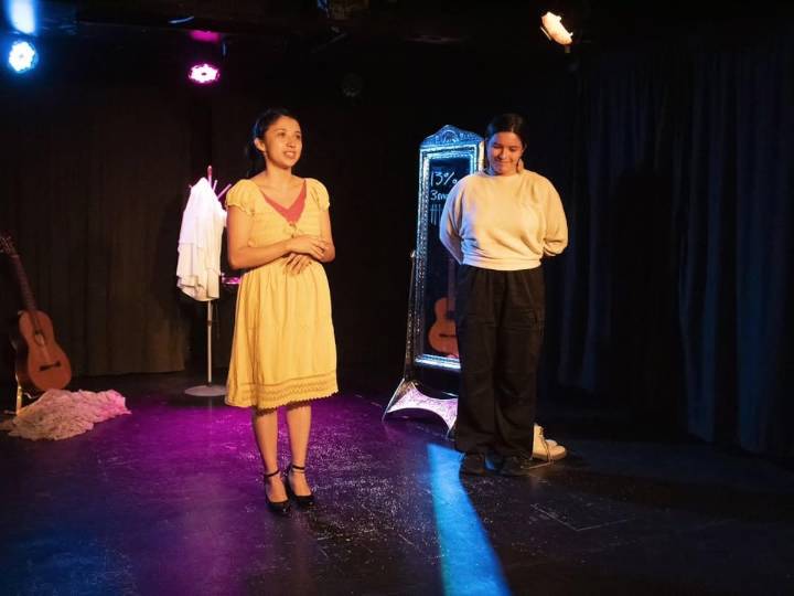 Aline presenta Seguimos viviendo: el teatro como ritual de memoria, vulnerabilidad y acompañamiento