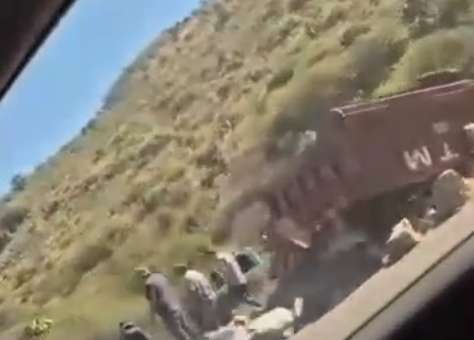 Vuelca camión de volteo en la México