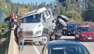 Accidente de tránsito en Valparaíso: camión termina con su rampla volcada en La Pólvora