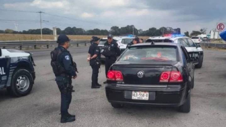 Detienen a grupo de extorsionadores que ofrecían ropa falsa en carreteras en Puebla