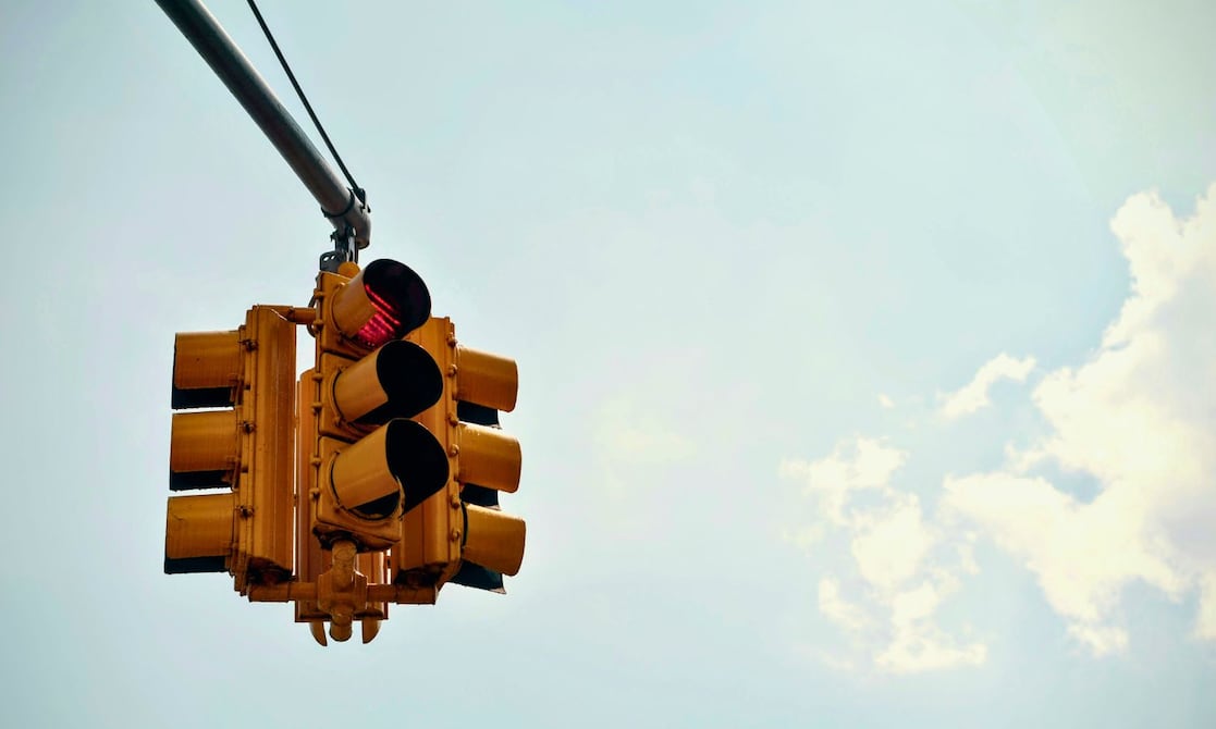 “A menudo detenemos a conductores que piensan que es legal”: Si haces esto mientras conduces podrías recibir una multa de casi 300 dólares y dañar tu expediente en este estado