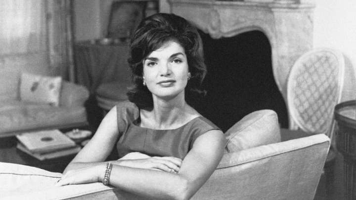 Jackie Kennedy y los 7 básicos de moda que la convirtieron en un ícono de elegancia y que puedes copiar