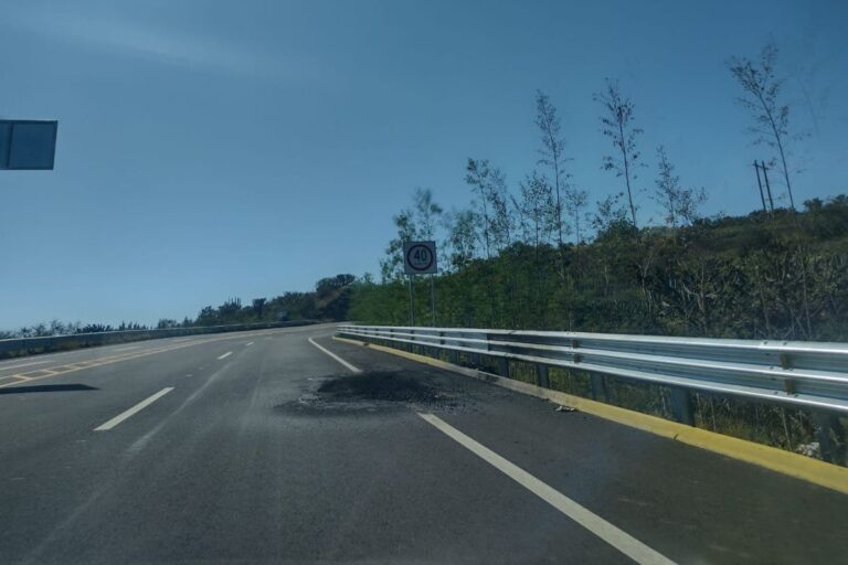 Este tramo carretero de San Agustín Metzquititlán presenta irregularidades; nunca se inauguró