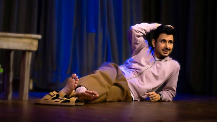Amol Parashar’s solo play ‘Besharam Aadmi’ returns to Delhi this weekend