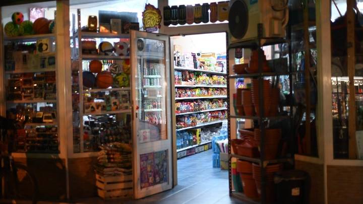 Tres ladrones con máscaras de Halloween atracan un bazar chino en Zaragoza