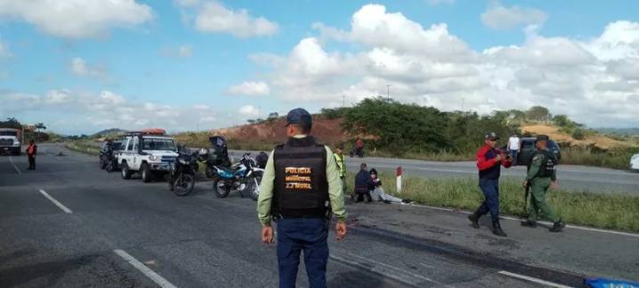 Tragedia en la carretera: choque mortal entre una gandola y una moto cobra la vida de una mujer.