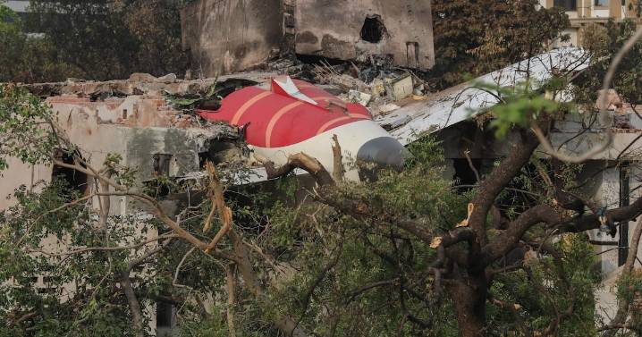 Dan de alta a sobreviviente al ‘avionazo’ del Air India: Lamenta que su hermano murió en el accidente