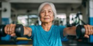 Adultos mayores: enfermedades que se previenen al hacer ejercicios de fuerza a partir de los 60 años