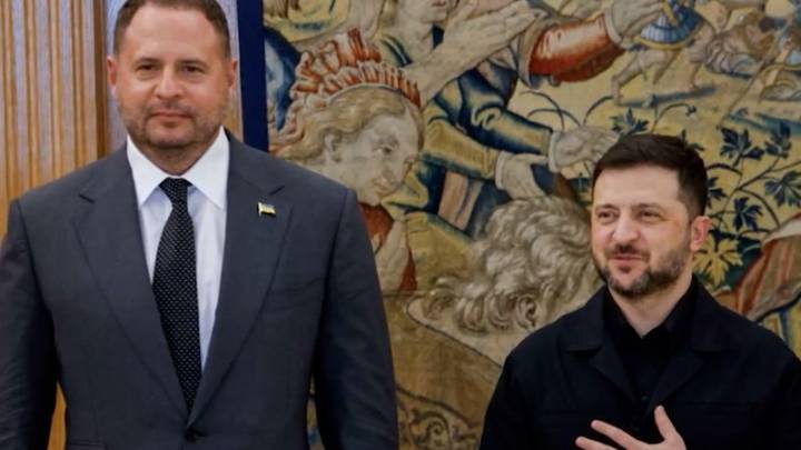 Cómo mejora o empeora la situación de Ucrania con la renuncia del principal asesor de Zelensky