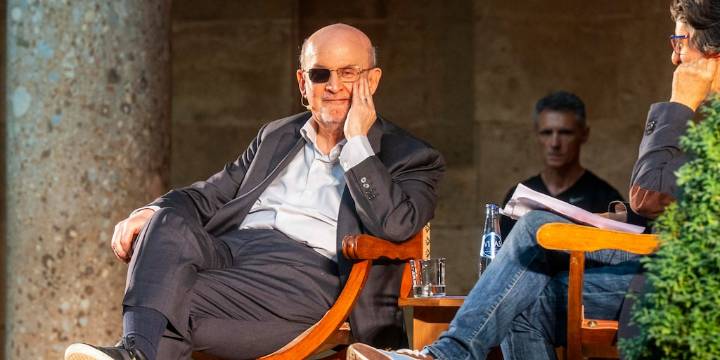 Salman Rushdie: “Vivimos tiempos oscuros pero nada es inevitable. Habrá un futuro mejor”