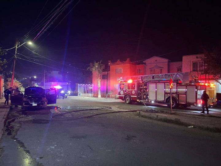 Se incendia camioneta en fraccionamiento Las Palmas
