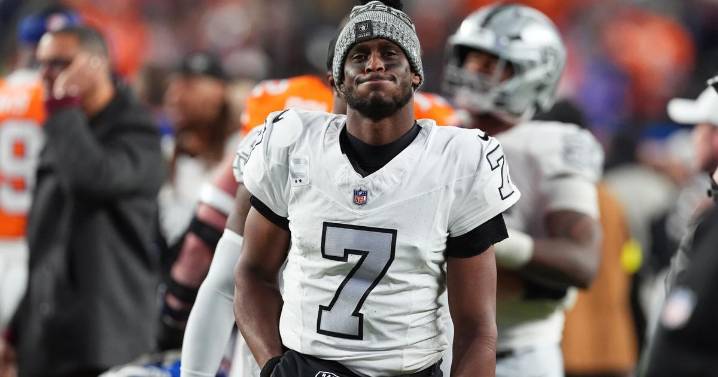 Geno Smith battered by relentless Denver defense in Raiders' 10