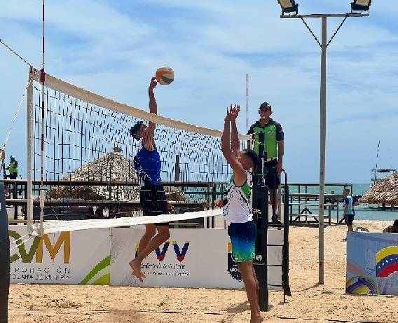 Dupla venezolana de voleibol de playa se prepara para Juegos Sordolímpicos Tokio 2025