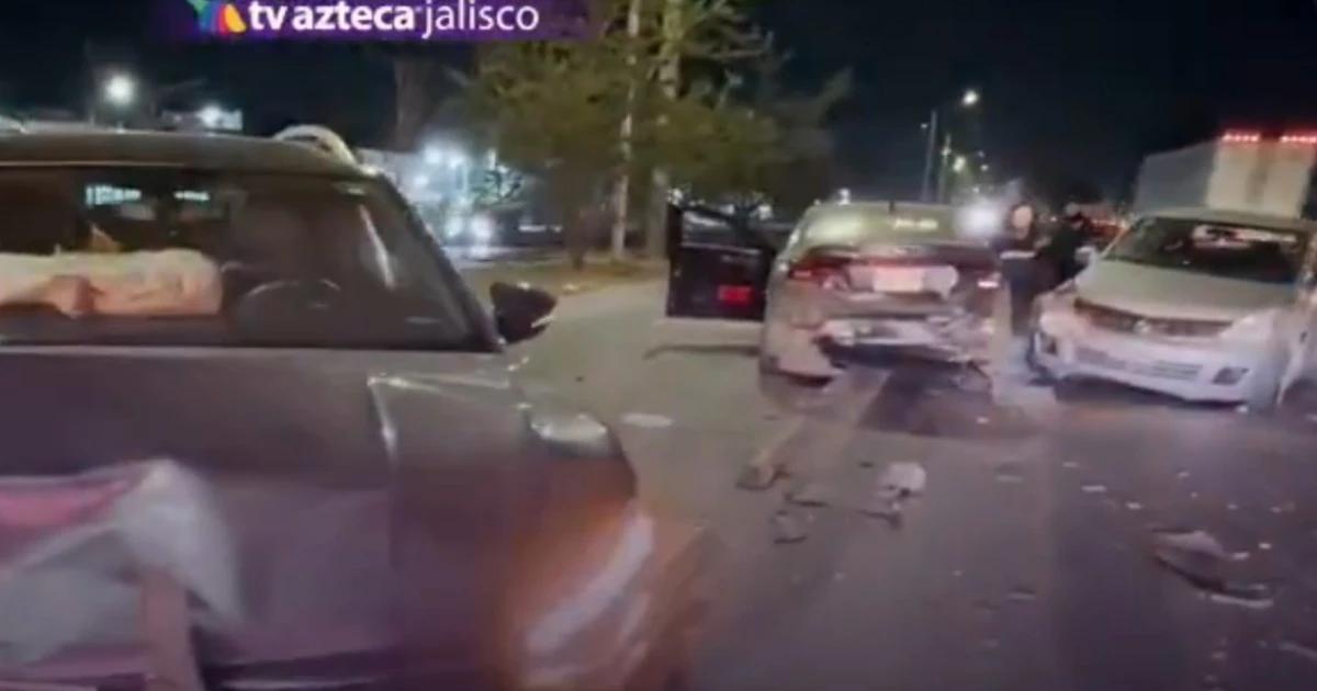 Brutal choque múltiple en Tlaquepaque deja dos jóvenes lesionados en ZMG; uno iba a más de 100 km/h
