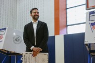 El progresista Mamdani emite voto y dice que Nueva York está “a punto de hacer historia”