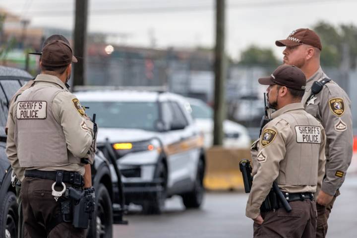 Cuatro policías heridos y 21 personas detenidas en protesta contra ICE cerca de Chicago