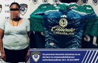 Mujer es arrestada al robar playeras de una tienda