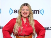 Kelly Clarkson rips ex-manager who told her to 'get a boob job'