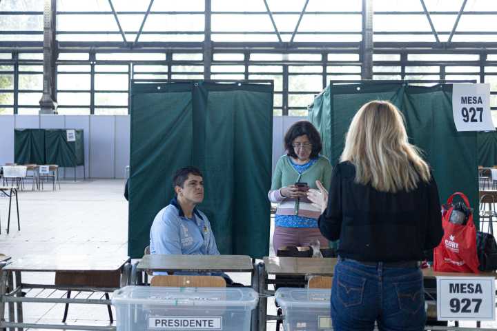 Abren los centros de votación en Chile para los comicios presidenciales y parlamentarios