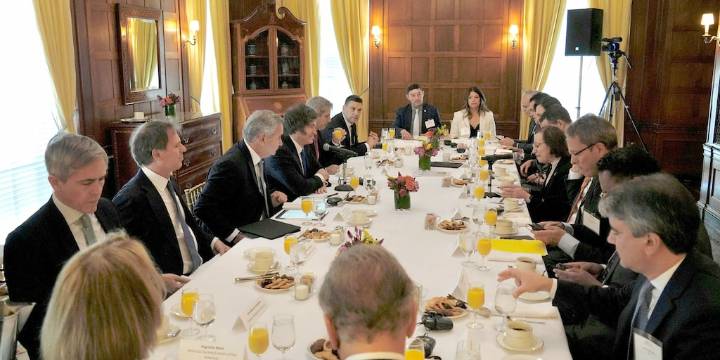 En Nueva York, Milei expuso su programa económico ante líderes empresarios globales y los convocó a invertir en la Argentina