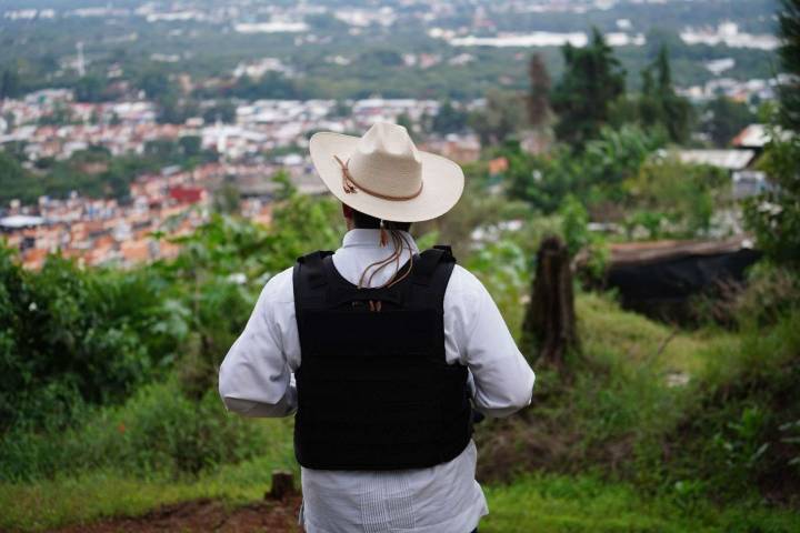 Fiscalía de Michoacán aprehende a escoltas de Carlos Manzo en Uruapan