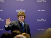 Javier Milei sugirió en una entrevista con Financial Times que sostendrá el esquema de bandas del dólar hasta el final su mandato