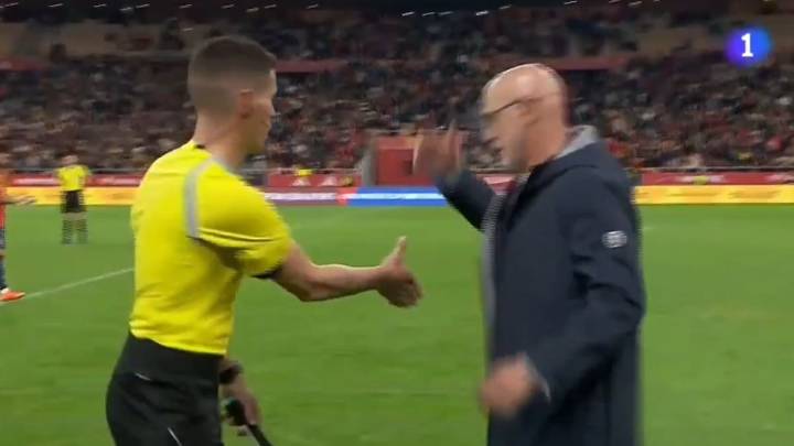 Las cámaras cazan a Luis de la Fuente negando el saludo a un linier tras el España