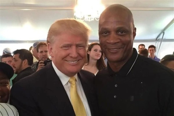 Donald Trump indulta al ex beisbolista Darryl Strawberry