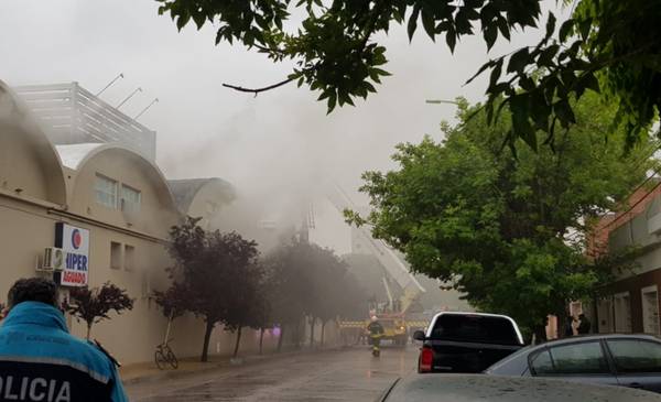 Fuego en el Hiper de la Cooperativa: "El incendio comenzó arriba, en la chimenea, sobre la cocina"