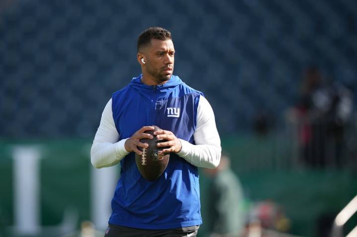 Russell Wilson wants to stay with the Giants. He also wants to play in the NFL next season