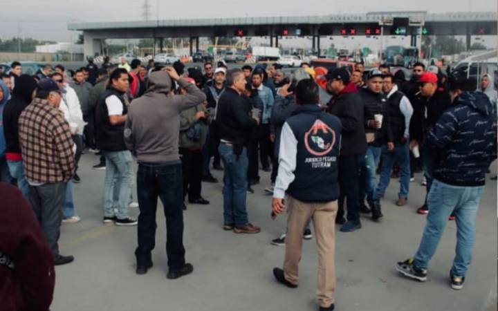 Transportistas bloquean carreteras en Edomex exigiendo localización de compañero raptado