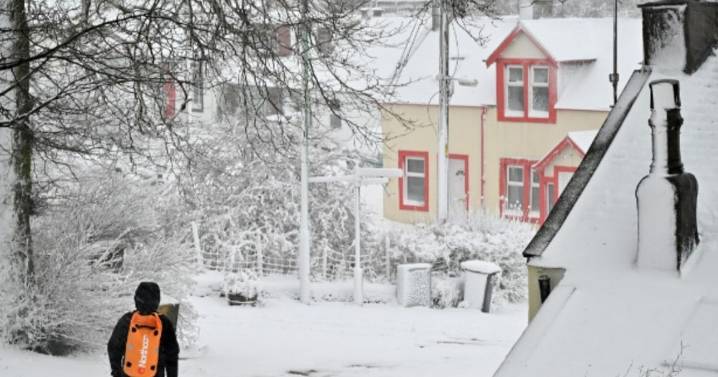 UK snow upgraded to 'six days of blizzards' with 5cm an hour being dumped