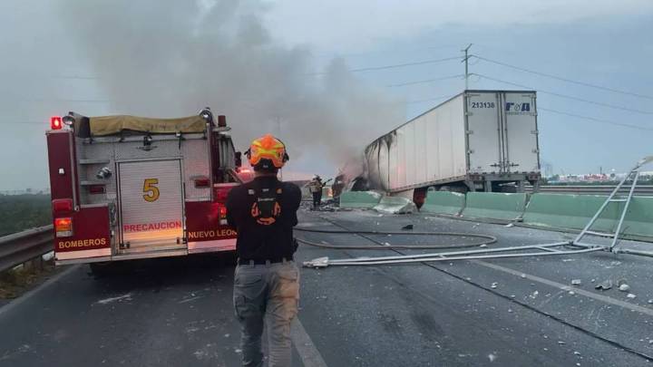 Incendio de tráiler causa cierre de la autopista al Aeropuerto en Apodaca; provoca caos vial