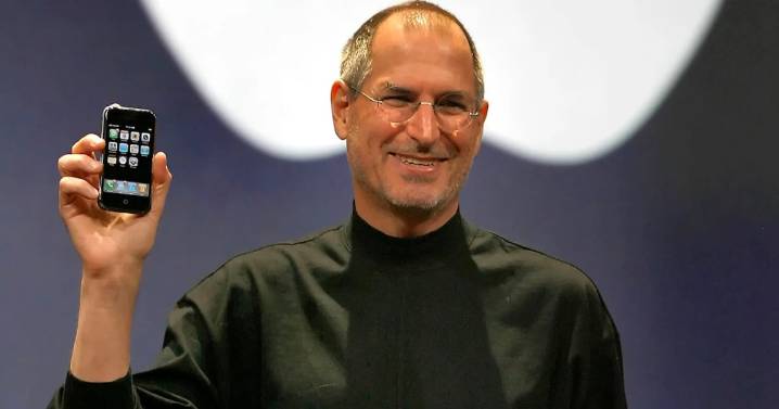 Cómo es el nuevo accesorio del iPhone firmado por el diseñador de la icónica polera de Steve Jobs
