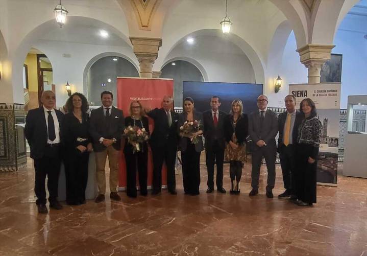 Sevilla inaugura una exposición sobre Siena tras su reciente hermanamiento