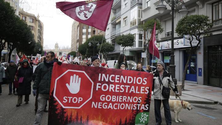 Mil personas recorren León para exigir responsabilidades a la Junta por la gestión de los incendios forestales