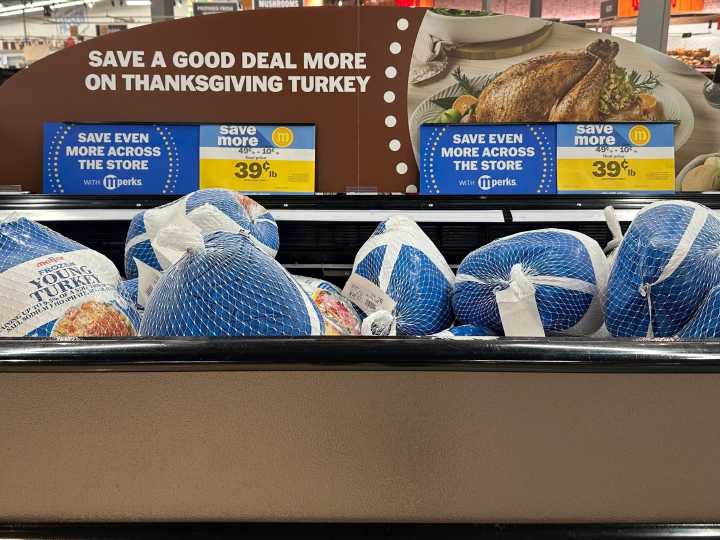 Por el Día de Acción de Gracias, las tiendas en EEUU frenan un alza de los precios del pavo, pero otras comidas podrían subir