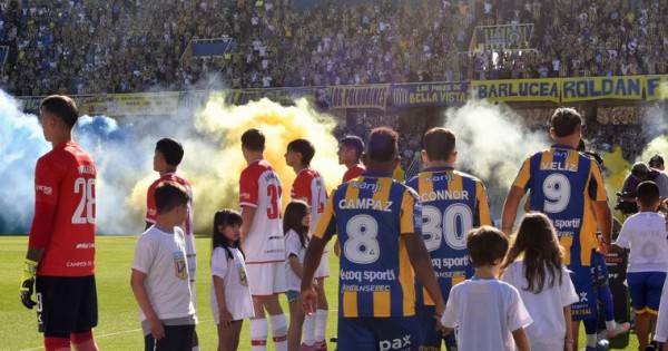 ¡Histórico! El original repudio de los jugadores de Estudiantes tras ser obligados a hacerle pasillo a Rosario Central