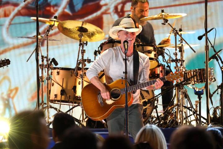 Kenny Chesney Cruises Through a Pair of His Hits at 2025 CMA Awards