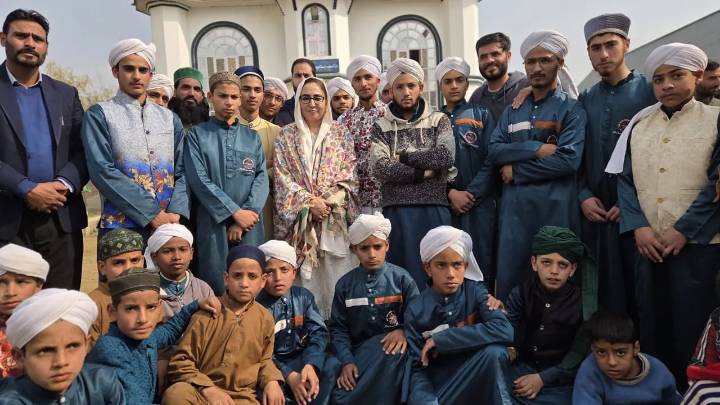 Dr Darakhshan Andrabi visits Soibug, announces new construction for Sayid Shah Qasim Haqqani’s shrine