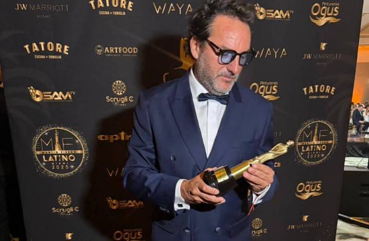 Daniel Fuenzalida recibió el Martín Fierro Latino por “Ahora Caigo” de TVN