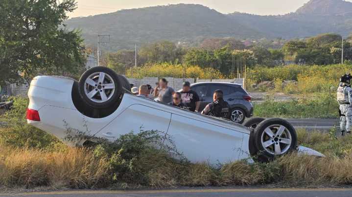 Mujer queda gravemente herida tras volcadura en la Cuernavaca