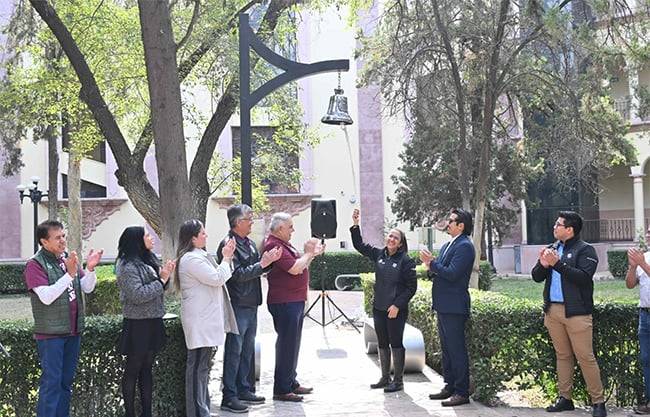 Egresados 72-75 donan la Campana del Éxito al TecNM Saltillo por su 50 aniversario