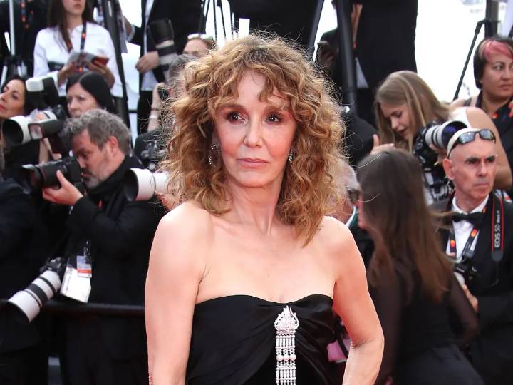 Los 6 cortes para pelo rizado que triunfan entre las de 50 años este otoño