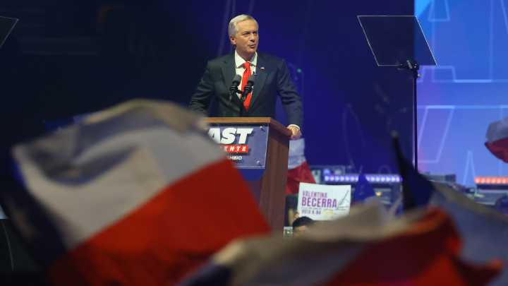 Kast cerró campaña en el Movistar Arena con puesta en escena al estilo Trump