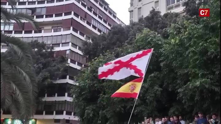 Simpatizantes y contrarios reciben al agitador ultra Vito Quiles en Mesa y López